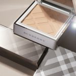 バーバリー「ブライトグロウ コンパクト」